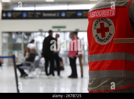 ©PHOTOPQR/NICE MATIN/Dylan Meiffret ; Nice ; 04/10/2020 ; NICE, le 04/10/2020, Tempête Alex : Les sinistrés sont rapatriés à Nizza. Arrivée au Terminal 1 de l'aeroport de Nice. - Francia meridionale Alex Storm Aeroporto di Nizza le vittime sono rimpatriate a Nizza il 3 2020 ottobre Foto Stock