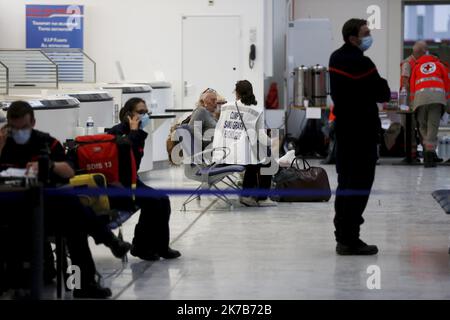 ©PHOTOPQR/NICE MATIN/Dylan Meiffret ; Nice ; 04/10/2020 ; NICE, le 04/10/2020, Tempête Alex : Les sinistrés sont rapatriés à Nizza. Arrivée au Terminal 1 de l'aeroport de Nice. - Francia meridionale Alex Storm Aeroporto di Nizza le vittime sono rimpatriate a Nizza il 3 2020 ottobre Foto Stock