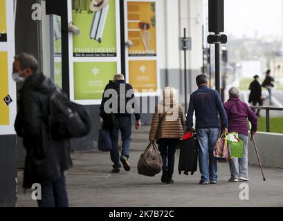 ©PHOTOPQR/NICE MATIN/Dylan Meiffret ; Nice ; 04/10/2020 ; NICE, le 04/10/2020, Tempête Alex : Les sinistrés sont rapatriés à Nizza. Arrivée au Terminal 1 de l'aeroport de Nice. - Francia meridionale Alex Storm Aeroporto di Nizza le vittime sono rimpatriate a Nizza il 3 2020 ottobre Foto Stock