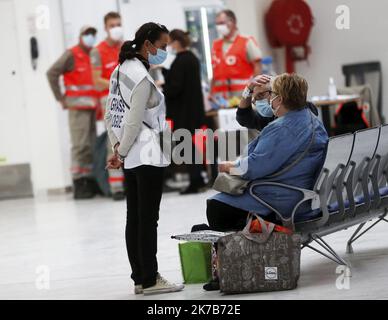 ©PHOTOPQR/NICE MATIN/Dylan Meiffret ; Nice ; 04/10/2020 ; NICE, le 04/10/2020, Tempête Alex : Les sinistrés sont rapatriés à Nizza. Arrivée au Terminal 1 de l'aeroport de Nice. - Francia meridionale Alex Storm Aeroporto di Nizza le vittime sono rimpatriate a Nizza il 3 2020 ottobre Foto Stock