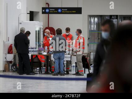 ©PHOTOPQR/NICE MATIN/Dylan Meiffret ; Nice ; 04/10/2020 ; NICE, le 04/10/2020, Tempête Alex : Les sinistrés sont rapatriés à Nizza. Arrivée au Terminal 1 de l'aeroport de Nice. - Francia meridionale Alex Storm Aeroporto di Nizza le vittime sono rimpatriate a Nizza il 3 2020 ottobre Foto Stock