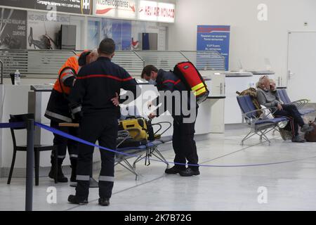 ©PHOTOPQR/NICE MATIN/Dylan Meiffret ; Nice ; 04/10/2020 ; NICE, le 04/10/2020, Tempête Alex : Les sinistrés sont rapatriés à Nizza. Arrivée au Terminal 1 de l'aeroport de Nice. - Francia meridionale Alex Storm Aeroporto di Nizza le vittime sono rimpatriate a Nizza il 3 2020 ottobre Foto Stock