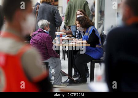 ©PHOTOPQR/NICE MATIN/Dylan Meiffret ; Nice ; 04/10/2020 ; NICE, le 04/10/2020, Tempête Alex : Les sinistrés sont rapatriés à Nizza. Arrivée au Terminal 1 de l'aeroport de Nice. - Francia meridionale Alex Storm Aeroporto di Nizza le vittime sono rimpatriate a Nizza il 3 2020 ottobre Foto Stock