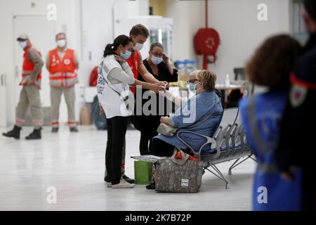 ©PHOTOPQR/NICE MATIN/Dylan Meiffret ; Nice ; 04/10/2020 ; NICE, le 04/10/2020, Tempête Alex : Les sinistrés sont rapatriés à Nizza. Arrivée au Terminal 1 de l'aeroport de Nice. - Francia meridionale Alex Storm Aeroporto di Nizza le vittime sono rimpatriate a Nizza il 3 2020 ottobre Foto Stock