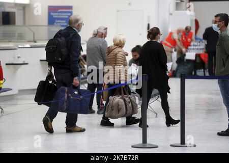 ©PHOTOPQR/NICE MATIN/Dylan Meiffret ; Nice ; 04/10/2020 ; NICE, le 04/10/2020, Tempête Alex : Les sinistrés sont rapatriés à Nizza. Arrivée au Terminal 1 de l'aeroport de Nice. - Francia meridionale Alex Storm Aeroporto di Nizza le vittime sono rimpatriate a Nizza il 3 2020 ottobre Foto Stock