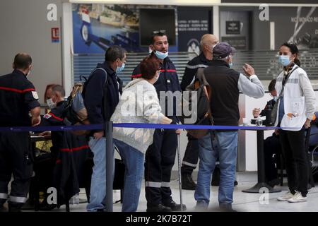 ©PHOTOPQR/NICE MATIN/Dylan Meiffret ; Nice ; 04/10/2020 ; NICE, le 04/10/2020, Tempête Alex : Les sinistrés sont rapatriés à Nizza. Arrivée au Terminal 1 de l'aeroport de Nice. - Francia meridionale Alex Storm Aeroporto di Nizza le vittime sono rimpatriate a Nizza il 3 2020 ottobre Foto Stock