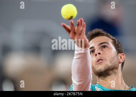 Aurelien Morissard / IP3; Hugo GASTON (fra) serve durante la sua partita contro Dominic THIEM (AUT) nel campo di Philippe Chatrier nel turno del 16 del torneo francese di tennis Open al Roland Garros di Parigi, 4th ottobre 2020. Foto Stock