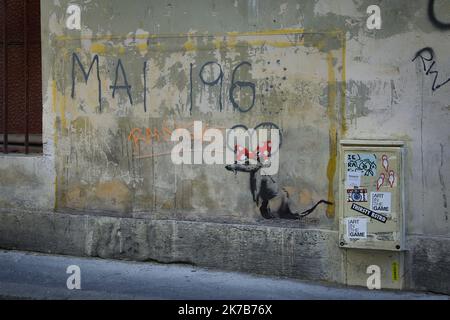 ©PHOTOPQR/LE PARISIEN/Frédéric Dugit ; Parigi, Francia, ottobre 2nd 2020 - un'opera d'arte di Banksy è stata riverniciata dalla città di Parigi. FILE Parigi ; 26/06/2018 ; © Photo / le Parisien / Frédéric Dugit Loisirs Paris, le 26 juin 2018 De nouvelles oeuvres attribuées au graffeur Bansky ont fleuri un peu partout dans Paris. Certaintes ont même été protégéés par des anonymoes avec des plaques de plexiglass. ICI dans le VE. BANKSY Foto Stock