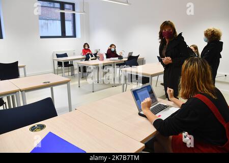©PHOTOPQR/VOIX DU NORD/Stéphane Mortagne ; 06/10/2020 ; Lille, le 06/10/2020, enseignement, Universités, grandes écoles, mesure sanitaire, le gouvernement a annoncé dimanche que les salles de classe et les amphithéâtres des universités ne pourraient être remplis qu'à 50% de leur capacité au maximum, à partir de ce mardi 6 octobre, dans les zone d'alerte renforcée et maximum. Comme ici à Scienze po Lille. Visite de Valérie Cabuil Rétrectrice de l'académie de Lille et de la région académique Hauts-de-France PHOTO STEPHANE MORTAGNE LA VOIX DU NORD - 2020/10/06. Il governo ha annunciato su Sunda Foto Stock