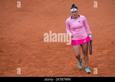 Aurelien Morissard / IP3; Ons JABEUR (TUN) reagisce durante la sua partita contro Danielle COLLINS (USA) nel campo di Philippe Chatrier nel turno del 16 del torneo di tennis francese Open al Roland Garros di Parigi, 6th ottobre 2020. Foto Stock