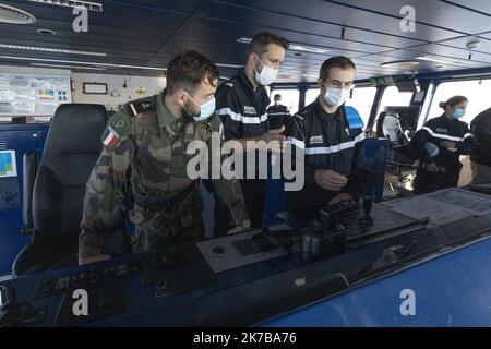 ©PHOTOPQR/LA PROVENCE/SPEICH HYERES exercice anphibie de l'OTAN Dynamic Mariner 20 au large des cotes du Var le Port Helicopteres Amphibie (PHA) Mistral a appareille de Toulon le 27 Septembre 2020 pour conduire, Avec son etat-major embarque les manovers de Dynamic Mariner 20 qui mobilize une force Maritime composee de 31 batiments de surface, 37 aeronefs et environ 5 000 militaires oeuvrant sous le pavillon d'une dizaine de Pays membres de l'OTAN pendant 13 jours. La France y participe avec ses trois armees (Terre, aria, Marina) et une composante des forces speciales. 2020/10/08. Difesa: NA Foto Stock