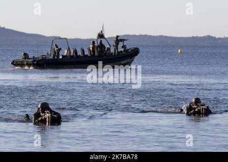 ©PHOTOPQR/LA PROVENCE/SPEICH Frédéric ; Hyeres ; 08/10/2020 ; Defense : exercice anphibie de l'OTAN Dynamic Mariner 20 au large des CÃ´tes du Var le Port Helicopteres Amphibie (PHA) Mistral a appareille de Toulon le 27 Septembre 2020 pour conduire, Avec son etat-major embarque les manÅ“uvres de Dynamic Mariner 20 qui mobilize une force Maritime composee de 31 batiments de surface, 37 aeronefs et environ 5 000 militaires Å“uvrant sous le pavillon d'une dizaine de Pays membres de l'OTAN pendant 13 jours. La France y participe avec ses trois armées (Terre, Air, Marine) et une composante des forc Foto Stock