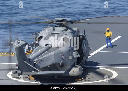 ©PHOTOPQR/LA PROVENCE/SPEICH ; Hyeres ; 08/10/2020 ; Defense : exercice anphibie de l'OTAN Dynamic Mariner 20 au large des cotes du Var le Port Helicopteres Amphibie (PHA) Mistral a appareille de Toulon le 27 settembre 2020 pour conduire, Avec son etat-major embarque les manovers de Dynamic Mariner 20 qui mobilize une force Maritime composee de 31 batiments de surface, 37 aeronefs et environ 5 000 militaires oe“uvrant sous le pavillon d'une dizaine de Pays membres de l'OTAN pendant 13 jours. La France y participe avec ses trois armees (Terre, aria, Marina) et une composante des Forces Foto Stock