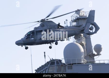 ©PHOTOPQR/LA PROVENCE/SPEICHYERES exercice anphibie de l'OTAN Dynamic Mariner 20 au large des cotes du Var le Port Helicopteres Amphibie (PHA) Mistral a appareille de Toulon le 27 settembre 2020 pour conduire, Avec son etat-major embarque les manovers de Dynamic Mariner 20 qui mobilize une force Maritime composee de 31 batiments de surface, 37 aeronefs et environ 5 000 militaires oeuvrant sous le pavillon d'une dizaine de Pays membres de l'OTAN pendant 13 jours. La France y participe avec ses trois armees (Terre, aria, Marina) et une composante des forces speciales. Elicottero PANTHER - 2 Foto Stock