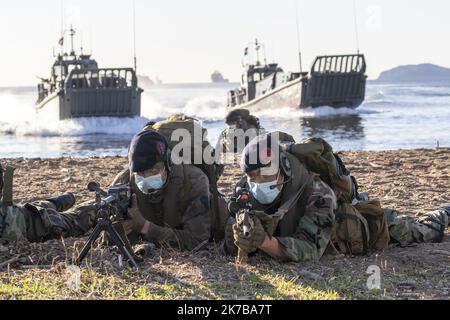 ©PHOTOPQR/LA PROVENCE/SPEICHYERES exercice anphibie de l'OTAN Dynamic Mariner 20 au large des cotes du Var le Port Helicopteres Amphibie (PHA) Mistral a appareille de Toulon le 27 settembre 2020 pour conduire, Avec son etat-major embarque les manovers de Dynamic Mariner 20 qui mobilize une force Maritime composee de 31 batiments de surface, 37 aeronefs et environ 5 000 militaires oeuvrant sous le pavillon d'une dizaine de Pays membres de l'OTAN pendant 13 jours. La France y participe avec ses trois armees (Terre, aria, Marina) et une composante des forces speciales. 2020/10/08. Difesa: NAT Foto Stock