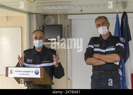 ©PHOTOPQR/LA PROVENCE/SPEICHYERES Defense : HYERES exercice anphibie de l'OTAN Dynamic Mariner 20 au large des cotes du Var le Port Helicopteres Amphibie (PHA) Mistral a appareille de Toulon le 27 Septembre 2020 pour conduire, Avec son etat-major embarque les manovers de Dynamic Mariner 20 qui mobilize une force Maritime composee de 31 batiments de surface, 37 aeronefs et environ 5 000 militaires oeuvrant sous le pavillon d'une dizaine de Pays membres de l'OTAN pendant 13 jours. La France y participe avec ses trois armees (Terre, aria, Marina) et une composante des forces speciales. Les ami Foto Stock