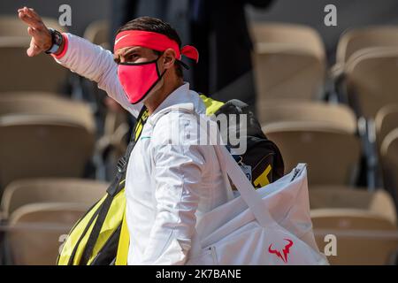 Aurelien Morissard / IP3; Rafael NADAL (ESP) arriva per la sua partita contro Diego SCHWARTZMAN (ARG) nel campo di Philippe Chatrier durante la Semifinale del torneo di tennis francese Open al Roland Garros di Parigi, 8th ottobre 2020. Foto Stock