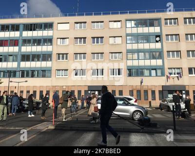 ©PHOTOPQR/LE PARISIEN/Marion Kremp ; Champigny-sur-Marne ; 11/10/2020 ; Champigny-sur-Marne, ce dimanche. attaque commissariat par une quarantaine de jeunes durant la nuit de samedi à dimanche à coups de barres de fer, de tirs de mortiers et de projectiles et feux d'artificice. 2020/10/11. Val-de-Marne: Attacco della stazione di polizia di Champigny-sur-Marne da parte di quaranta giovani durante la notte di Sabato a Domenica con colpi di barre di ferro, mortai, proiettili e fuochi d'artificio. Foto Stock