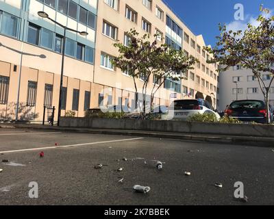 ©PHOTOPQR/LE PARISIEN/Marion Kremp ; Champigny-sur-Marne ; 11/10/2020 ; Champigny-sur-Marne, ce dimanche. attaque commissariat par une quarantaine de jeunes durant la nuit de samedi à dimanche à coups de barres de fer, de tirs de mortiers et de projectiles et feux d'artificice. 2020/10/11. Val-de-Marne: Attacco della stazione di polizia di Champigny-sur-Marne da parte di quaranta giovani durante la notte di Sabato a Domenica con colpi di barre di ferro, mortai, proiettili e fuochi d'artificio. Foto Stock