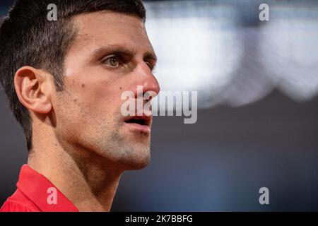 Aurelien Morissard / IP3; Novak DJOKOVIC di Serbia atteggiamento contro Rafael NADAL di Spagna nella finale maschile durante il torneo di tennis francese Open al Roland Garros di Parigi, Francia, 11th ottobre 2020. Foto Stock