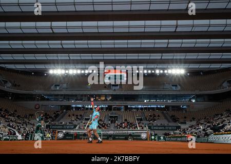 Aurelien Morissard / IP3; Rafael NADAL di Spagna serve contro Novak DJOKOVIC di Serbia nella finale maschile durante il torneo di tennis francese Open al Roland Garros di Parigi, Francia, 11th ottobre 2020. Foto Stock