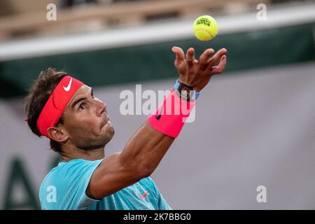 Aurelien Morissard / IP3; Rafael NADAL di Spagna serve contro Novak DJOKOVIC di Serbia nella finale maschile durante il torneo di tennis francese Open al Roland Garros di Parigi, Francia, 11th ottobre 2020. Foto Stock