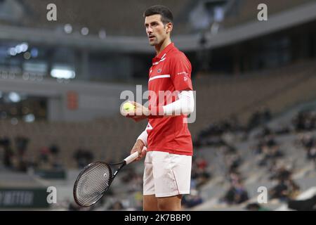 ©Sebastien Muylaert/MAXPPP - Novak Djokovic di Serbia reagisce durante la finale maschile contro Rafael Nadal di Spagna il 15° giorno del 2020 French Open al Roland Garros di Parigi. 11.10.2020 Foto Stock