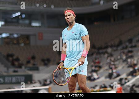 ©Sebastien Muylaert/MAXPPP - Rafael Nadal di Spagna reagisce durante la finale maschile contro Novak Djokovic di Serbia il 15° giorno del 2020° Open francese al Roland Garros di Parigi. 11.10.2020 Foto Stock