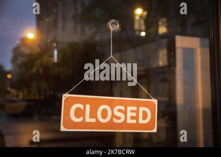 ©PHOTOPQR/LE PARISIEN/Philippe de Poulpiquet ; Parigi ; 05/10/2020 ; Parigi (75), le 05 ottobre 2020. Le prefet a annoncé de nouvelles mesures restrictives pour les bars et restaurants pour lutter contre la pandemie de covid19. - Parigi di notte capitale sul massimo coronavirus allerta con più restrizioni Foto Stock