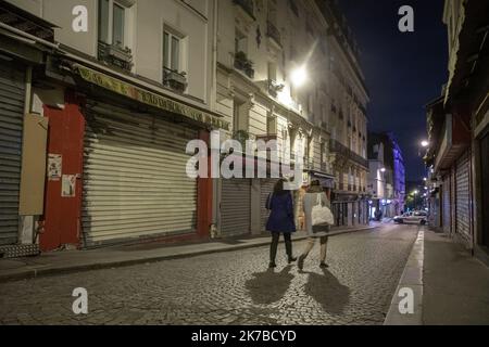 ©PHOTOPQR/LE PARISIEN/Fred Dugit ; Paris ; 14/10/2020 ; Société Paris XVIIIe, le 14 octobre 2020 le président -EmmanuelMacron vient d'annoncer l'instauration d'un couvre-feu sanitaire de 21h à 6h du matin pour la populationdes plusieurs de grandéte-en, dévelon, Francia, dont de la dévelète et de la dévelète, 2020 Ile de la dévelén, dévelén, dévelète et de la dévelète sur de Photo LP / Fred Dugit - Parigi, Francia, ott 14th 2020 - Presidente -EmmanuelMacron ha appena annunciato la creazione di un coprifuoco sanitario dalle 9 alle 6 per la popolazione di diverse grandi città in Francia, compresa l'intera regione Ile-de-France, fino al dicembre 2020. Foto Stock