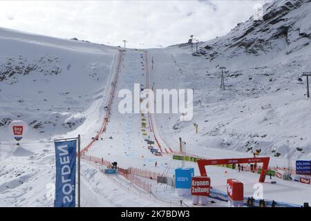 ©Pierre Teyssot/MAXPPP ; Coppa del mondo di sci alpino 2020-2021 - focolaio di coronavirus . 1st Slalom gigante femminile nell'ambito della Coppa del mondo di sci alpino a Solden il 17 ottobre 2020; Run 2, la pista sul ghiacciaio. Pierre Teyssot / Maxppp Foto Stock