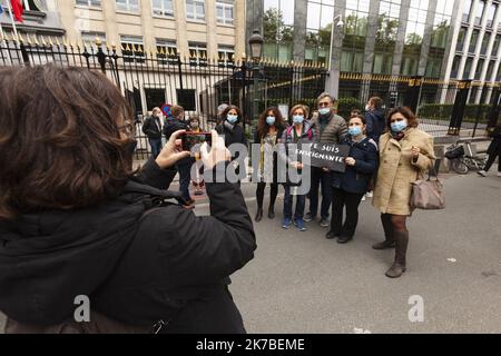 ©Nicolas Landemard / le Pictorium/MAXPPP - Nicolas Landemard / le Pictorium - 18/10/2020 - Belgique / Bruxelles - Quelques 80 personnes se sont reunies ce jour devant le consulat de France en hommage a l'enseignant Samuel Paty, assassine et decapite 2 jours avant. Une minute de silence a ete respectee et la Marseillaise a ete chantee. / 18/10/2020 - Belgio / Bruxelles - circa 80 persone si sono riunite oggi davanti al consolato francese in omaggio al maestro Samuel Paty, assassinato e decapitato 2 giorni prima. Un minuto di silenzio è stato rispettato e la Marseillaise è stata cantata. Foto Stock