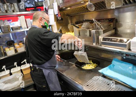 ©PHOTOPQR/VOIX DU NORD/Thierry THOREL ; 19/10/2020 ; Mesures covid Belgique - la belgique a estaure de nouvelles mesures contre le covid, dont la fermeture des restaurants - le 19 ottobre 2020 - A Menin - Photo : Thierry Thorel / la Voix du Nord - Covid 19 in Belgio Ottobre 19 2020 Foto Stock