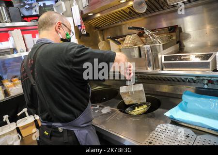 ©PHOTOPQR/VOIX DU NORD/Thierry THOREL ; 19/10/2020 ; Mesures covid Belgique - la belgique a estaure de nouvelles mesures contre le covid, dont la fermeture des restaurants - le 19 ottobre 2020 - A Menin - Photo : Thierry Thorel / la Voix du Nord - Covid 19 in Belgio Ottobre 19 2020 Foto Stock