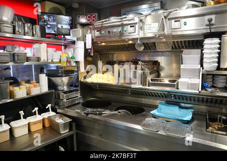 ©PHOTOPQR/VOIX DU NORD/Thierry THOREL ; 19/10/2020 ; Mesures covid Belgique - la belgique a estaure de nouvelles mesures contre le covid, dont la fermeture des restaurants - le 19 ottobre 2020 - A Menin - Photo : Thierry Thorel / la Voix du Nord - Covid 19 in Belgio Ottobre 19 2020 Foto Stock