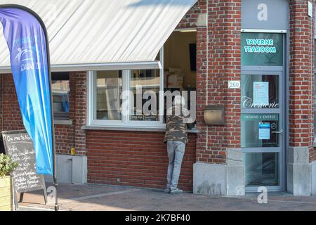 ©PHOTOPQR/VOIX DU NORD/Thierry THOREL ; 19/10/2020 ; Mesures covid Belgique - la belgique a estaure de nouvelles mesures contre le covid, dont la fermeture des restaurants - le 19 ottobre 2020 - A Menin - Photo : Thierry Thorel / la Voix du Nord - Covid 19 in Belgio Ottobre 19 2020 Foto Stock