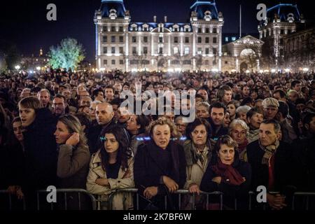 ©Michael Bunel / le Pictorium/MAXPPP - Michael Bunel / le Pictorium - 15/11/2015 - Francia / Ile-de-France / Parigi - Rassemblement devant la cathedrale Notre Dame en hommage aux victimes des attentats terrorristes islamiste du 13 novembre 2015. 15 novembre 2015. Parigi, Francia. / 15/11/2015 - Francia / Ile-de-France (regione) / Parigi - Rally davanti alla cattedrale di Notre Dame in omaggio alle vittime degli attacchi terroristici islamici del 13 novembre 2015. Novembre 15, 2015. Parigi, Francia. Foto Stock