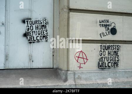 ©Michael Bunel / le Pictorium/MAXPPP - Michael Bunel / le Pictorium - 2016 - Francia / Parigi - i turisti vanno a casa rifugiati Benvenuto. Casses et graffitis sur le chemin de la dernière manifestation contre les propositions de reforme du travail a Paris le 14 juin 2016. Quarante personnes ont ete blessees et les autorites ont procedono un 73 arrestations. 16 juin 2016. Parigi, Francia. / 2016 - Francia / Parigi - i turisti vanno a casa rifugiati Benvenuto. Rotture e graffiti sulla strada dell'ultima manifestazione contro le proposte di riforma del lavoro a Parigi il 14 giugno 2016. Quaranta persone sono state ferite e gli autori Foto Stock