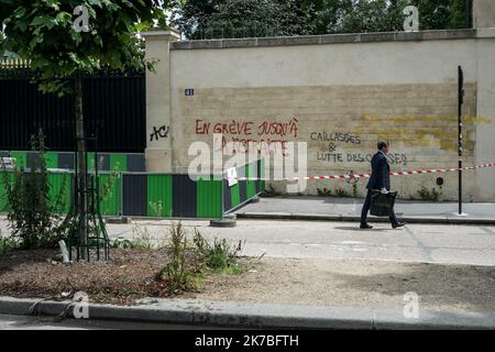 ©Michael Bunel / le Pictorium/MAXPPP - Michael Bunel / le Pictorium - 2016 - Francia / Parigi - un homme en costume passe devant un graffiti ou il est ecrit, en greve jusqu a la retraite, caillasses et lutte des classes. Casses et graffitis sur le chemin de la dernière manifestation contre les propositions de reforme du travail a Paris le 14 juin 2016. Quarante personnes ont ete blessees et les autorites ont procedono un 73 arrestations. 16 juin 2016. Parigi, Francia. / 2016 - Francia / Parigi - Un uomo in tuta cammina oltre graffiti in cui è scritto, in sciopero fino al pensionamento, ghiaia e classe str Foto Stock