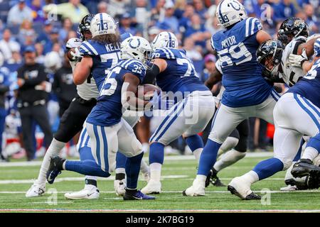 Indianapolis, Indiana, Stati Uniti. 16th Ott 2022. Indianapolis Colts che corre indietro Deon Jackson (35) porta la palla durante la partita tra i Jacksonville Jaguars e gli Indianapolis Colts al Lucas Oil Stadium, Indianapolis, Indiana. (Credit Image: © Scott Stuart/ZUMA Press Wire) Foto Stock