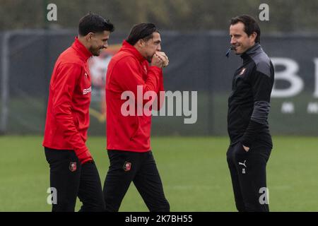 ©PHOTOPQR/OUEST FRANCE/Philippe RENAULT ; Rennes ; 27/10/2020 ; entraînement du Stade Rennais Football Club, à la veille du match de Ligue des Champions contre le FC Séville. Julien STEPHAN, entraîneur du Stade Rennais FC avec Jonas MARTIN et Martin TERRIER Foto Philippe Renault / Ouest-France - 2020/10/27. I giocatori del Sevilla FC si allenano questa mattina presso il centro di allenamento Ciudad Deportiva Ramon Cisneros Palacios di Siviglia, in Spagna, alla vigilia della partita della Champions League contro lo Stade Rennais. Foto Stock