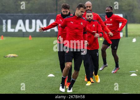 ©PHOTOPQR/OUEST FRANCE/Philippe RENAULT ; Rennes ; 27/10/2020 ; entraînement du Stade Rennais Football Club, à la veille du match de Ligue des Champions contre le FC Séville. Damien da SILVA, Romain DEL CASTILLO, Benjamin BOURIGEAUD, Steven NZONZI et Brandon SOPPY Photo Philippe Renault / Ouest-France - 2020/10/27. I giocatori del Sevilla FC si allenano questa mattina presso il centro di allenamento Ciudad Deportiva Ramon Cisneros Palacios di Siviglia, in Spagna, alla vigilia della partita della Champions League contro lo Stade Rennais. Foto Stock