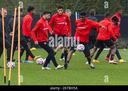 ©PHOTOPQR/OUEST FRANCE/Philippe RENAULT ; Rennes ; 27/10/2020 ; entraînement du Stade Rennais Football Club, à la veille du match de Ligue des Champions contre le FC Séville. Martin TERRIER, Nayef AGUERD et Gerzino NYAMSI Photo Philippe Renault / Ouest-France - 2020/10/27. Allenamento dello Stade Rennais Football Club, alla vigilia della partita di Champions League contro il FC Siviglia. Foto Stock