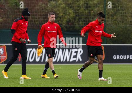 ©PHOTOPQR/OUEST FRANCE/Philippe RENAULT ; Rennes ; 27/10/2020 ; entraînement du Stade Rennais Football Club, à la veille du match de Ligue des Champions contre le FC Séville. Hamari TRAORE, Benjamin BOURIGEAUD et DALBERT Photo Philippe Renault / Ouest-France - 2020/10/27. I giocatori del Sevilla FC si allenano questa mattina presso il centro di allenamento Ciudad Deportiva Ramon Cisneros Palacios di Siviglia, in Spagna, alla vigilia della partita della Champions League contro lo Stade Rennais. Foto Stock