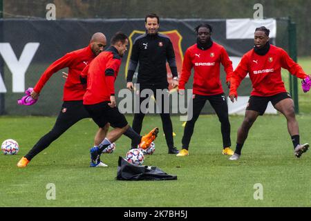 ©PHOTOPQR/OUEST FRANCE/Philippe RENAULT ; Rennes ; 27/10/2020 ; entraînement du Stade Rennais Football Club, à la veille du match de Ligue des Champions contre le FC Séville. Steven NZONZI, Damien da SILVA, Julien STEPHAN, entraîneur du Stade Rennais FC, Jeremy DOKU et Brandon SOPPY Photo Philippe Renault / Ouest-France - 2020/10/27. Allenamento dello Stade Rennais Football Club, alla vigilia della partita di Champions League contro il FC Siviglia. Foto Stock