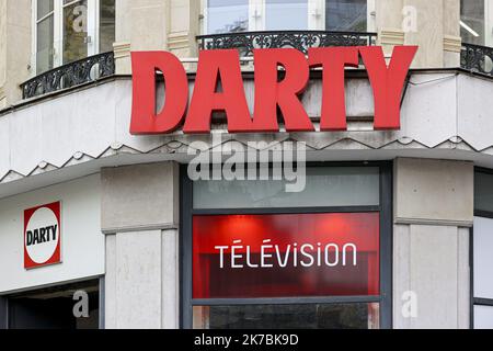 ©Sebastien Muylaert/MAXPPP - Illustration d'un magasin Darty ouvert malgre le debut du deuxieme confino suite a la recrudescence de l'épidemie du covid 19. Parigi, 30.10.2020 - Francia, 30th 2020 ottobre - nuovo blocco contro la diffusione pandemica del covid-19, fino al 1st 2020 dicembre Foto Stock