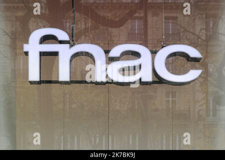 ©Sebastien Muylaert/MAXPPP - Illustration d'un magasin fnac ouvert malgre le debutch du deuxieme confino suite a la recrudescence de l'épidemie du covid 19. Parigi, 30.10.2020 - Francia, 30th 2020 ottobre - nuovo blocco contro la diffusione pandemica del covid-19, fino al 1st 2020 dicembre Foto Stock