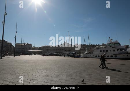 ©PHOTOPQR/LA PROVENCE/VREL Valerie ; Marseille ; 30/10/2020 ; ambiances autour du Vieux-Port, le Premier jour du reconfino. Les spedies semblent être plutôt deferées, peu de gens circolent. - Francia, 30th 2020 ottobre - nuovo blocco contro la diffusione pandemica del covid-19, fino a dicembre 1st 2020 Foto Stock