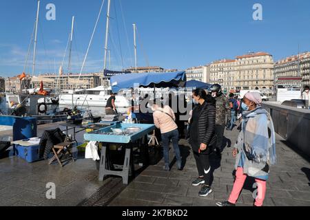 ©PHOTOPQR/LA PROVENCE/VREL Valerie ; Marseille ; 30/10/2020 ; ambiances autour du Vieux-Port, le Premier jour du reconfino. Les spedies semblent être plutôt deferées, peu de gens circolent. - Francia, 30th 2020 ottobre - nuovo blocco contro la diffusione pandemica del covid-19, fino a dicembre 1st 2020 Foto Stock