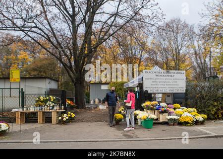 ©Kamila Stepien / le Pictorium/MAXPPP - Kamila Stepien / le Pictorium - 1/11/2020 - Poologne / Varsovie - en Poologne les cimetieres sont fermes du 31 octobre au 2 novembre includes. La decision a ete annoncee par le Premier ministre Mateusz Morawiecki le jeudi 30 octobre en raison du nombre croissant d'infections a coronavirus. / 1/11/2020 - Polonia / Varsavia - in Polonia, i cimiteri sono chiusi dal 31 ottobre al 2 novembre compresi. La decisione è stata annunciata dal primo ministro Mateusz Morawiecki giovedì 30 ottobre a causa del crescente numero di infezioni da coronavirus. Foto Stock